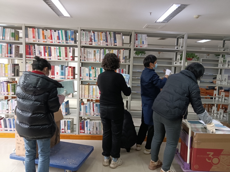 全馆人员齐心合力上架新书2.jpg