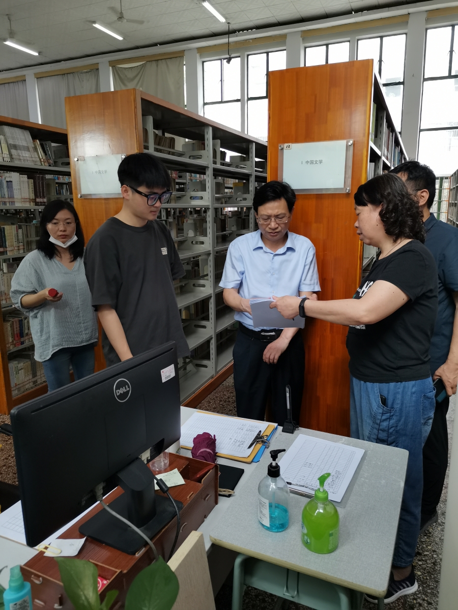 20240612陈志国校长来图书馆现场办公3.jpg