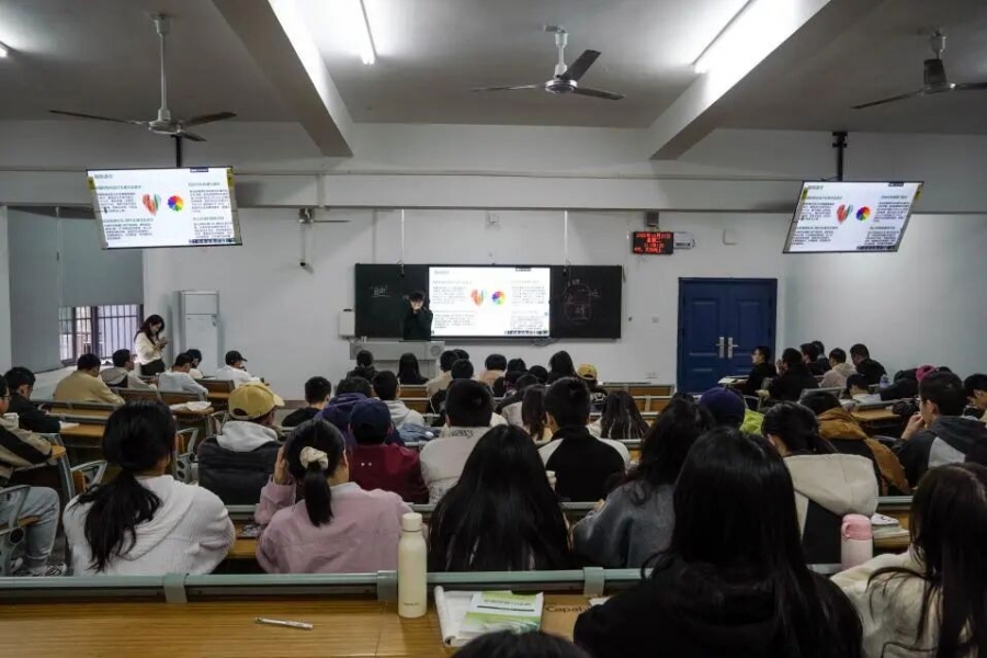 筑牢校园安全防线｜ 校团委开展交通安全 宣讲活动