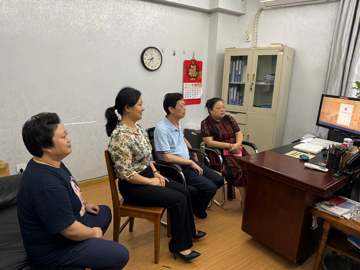 离退休工作党总支全体党员观看《党纪怎么学？》微视频